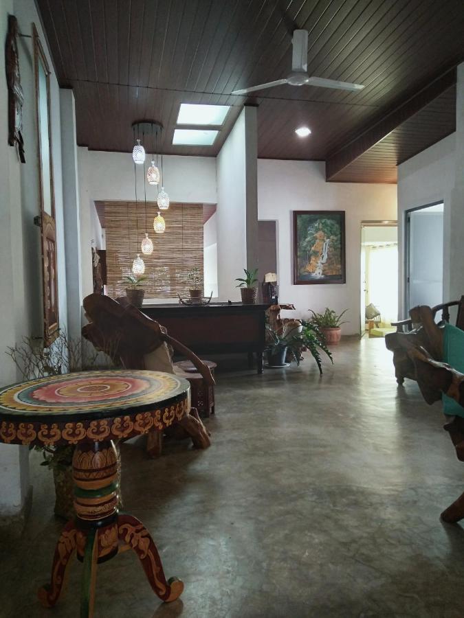 Barefoot Inn 캔디 외부 사진